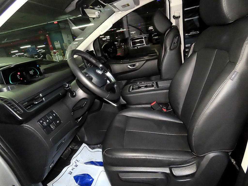 2025 Hyundai Staria Hybrid Plata - Miniatura 6