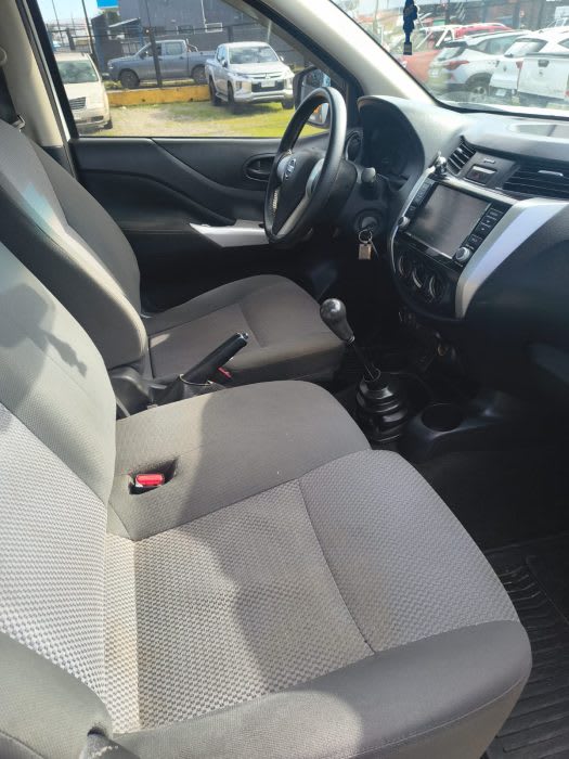 2017 Nissan NP 300 4x4 Blanco - Miniatura 5
