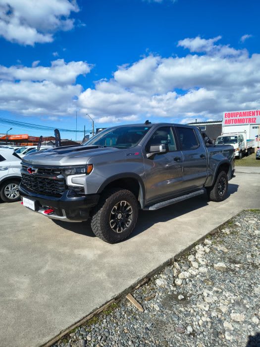 2023 Chevrolet Silverado ZR2 Gris - Imagen 1