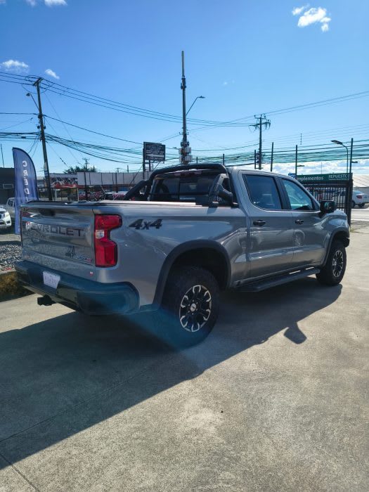 2023 Chevrolet Silverado ZR2 Gris - Miniatura 5