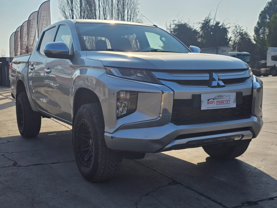 2021 Mitsubishi L200 Katana Gris - Miniatura 3