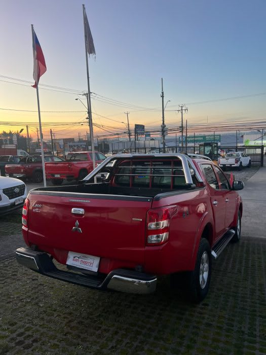 2019 Mitsubishi L200 Katana Rojo - Miniatura 4