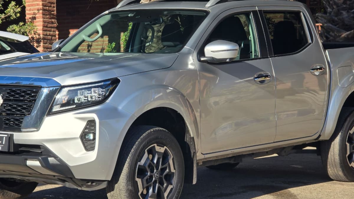 2023 Nissan Navara LE - Miniatura 2