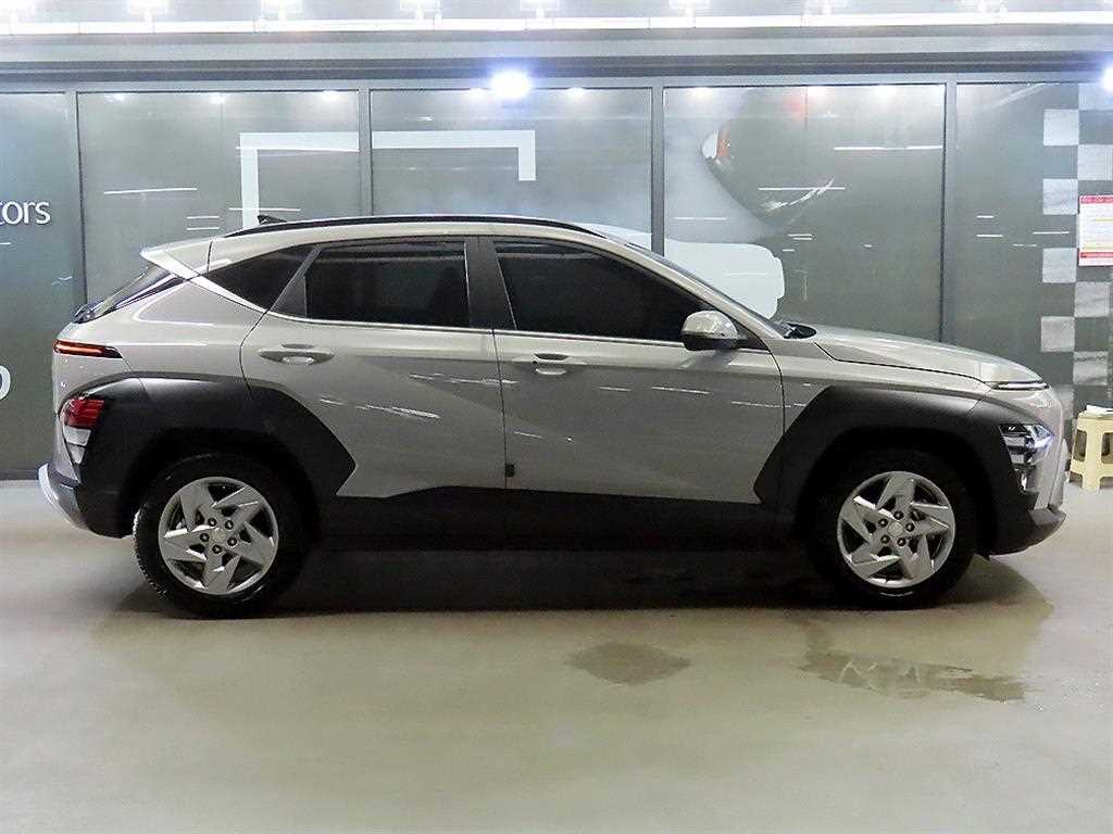 2023 Hyundai Kona New Gris - Miniatura 3