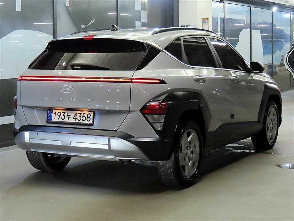 2023 Hyundai Kona New Gris - Miniatura 4