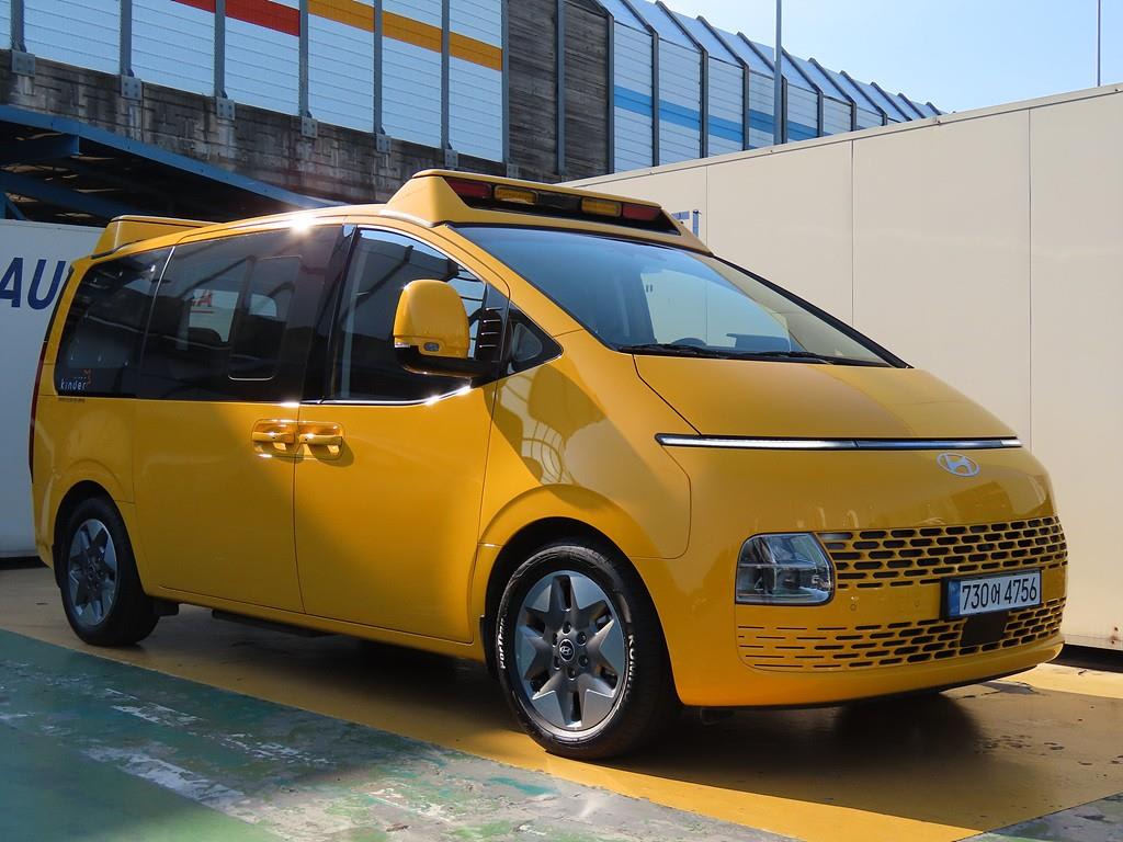 2025 Hyundai Staria Kinder - Imagen 1