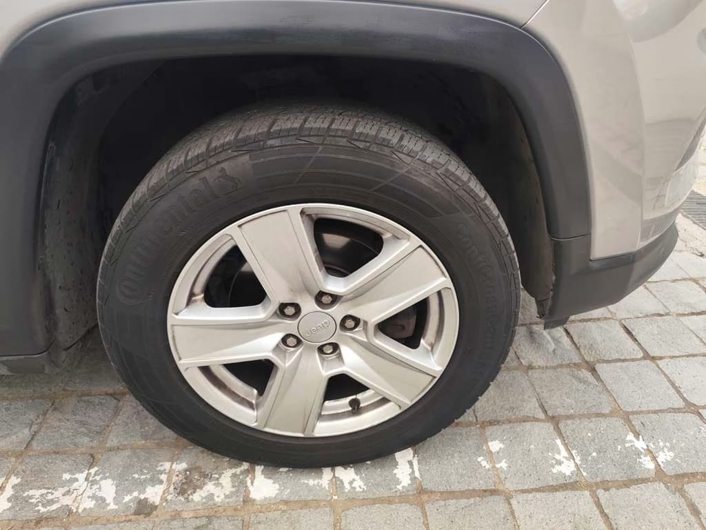 2022 Jeep Compass Plateado - Miniatura 9