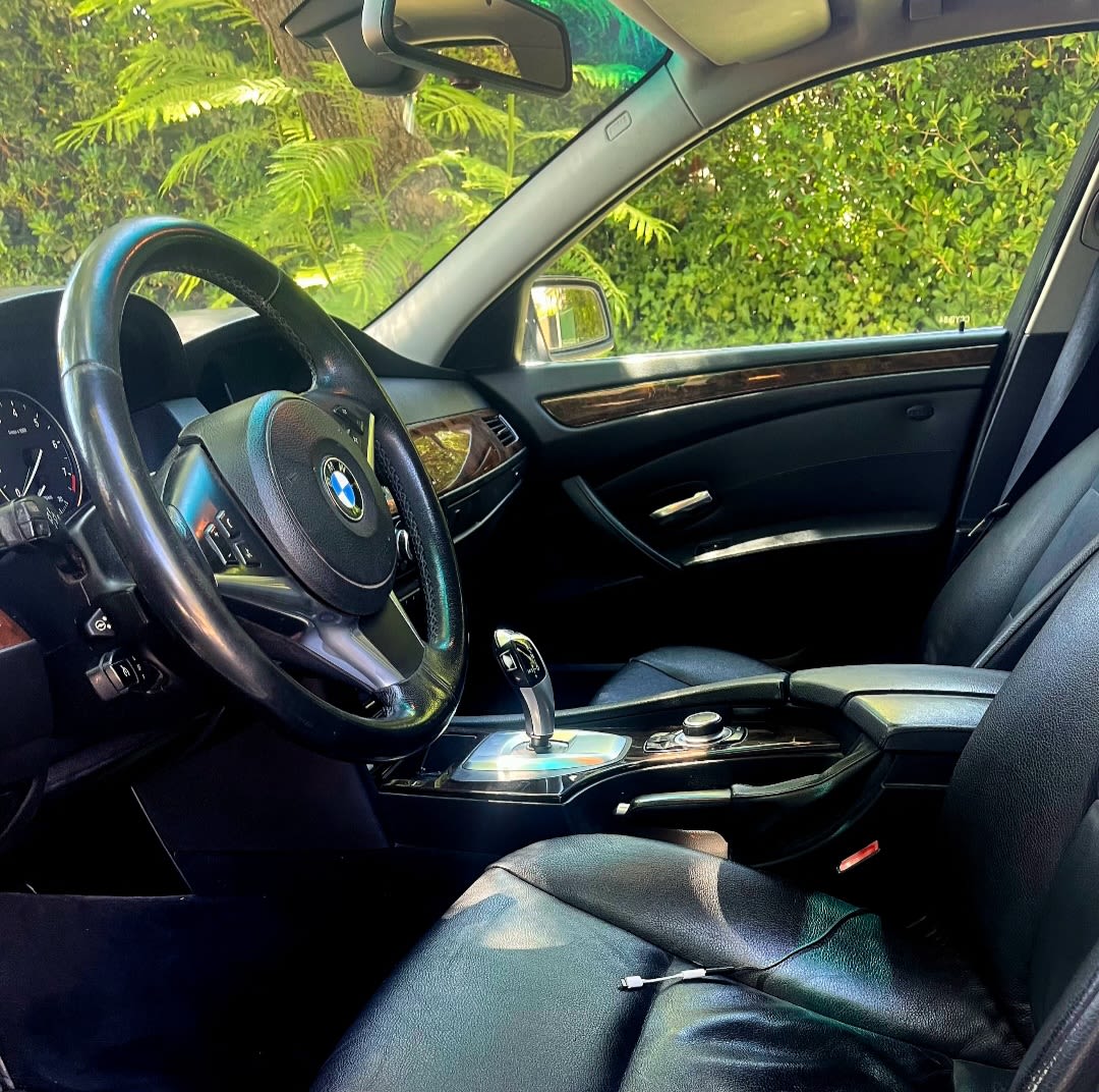 2010 BMW 530i 3.0 - Miniatura 7
