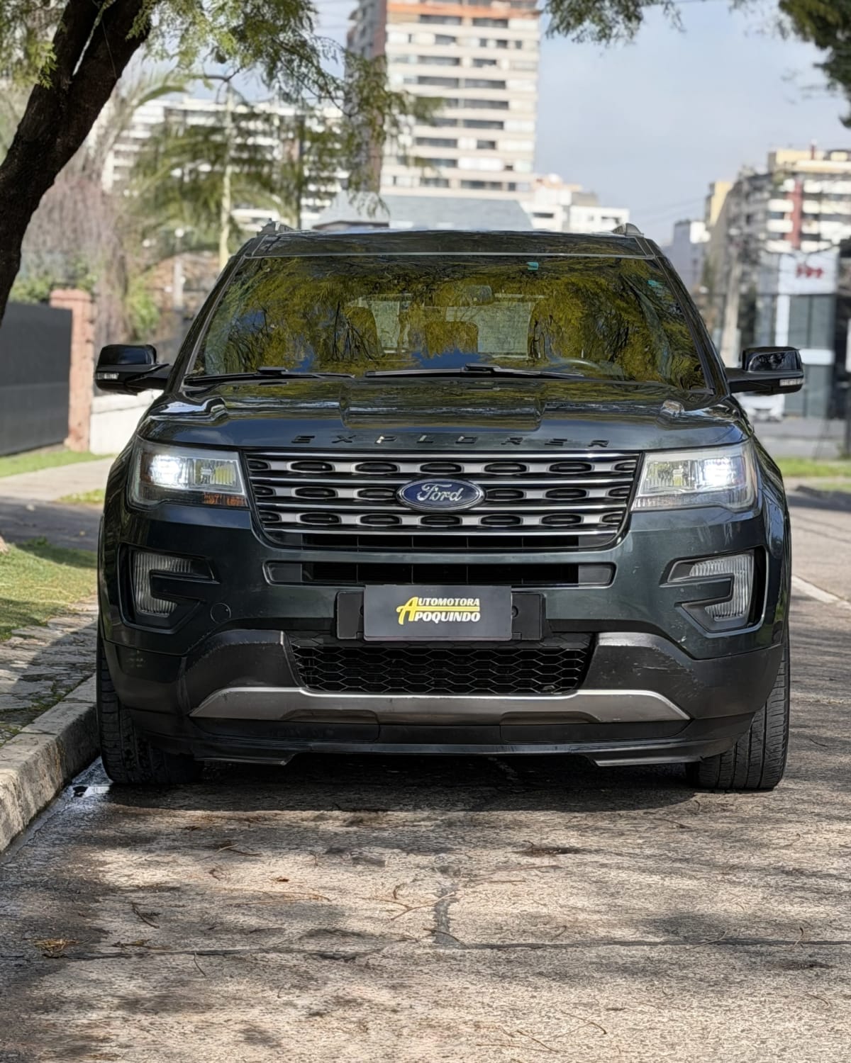 2016 Ford Explorer XLT - Miniatura 2