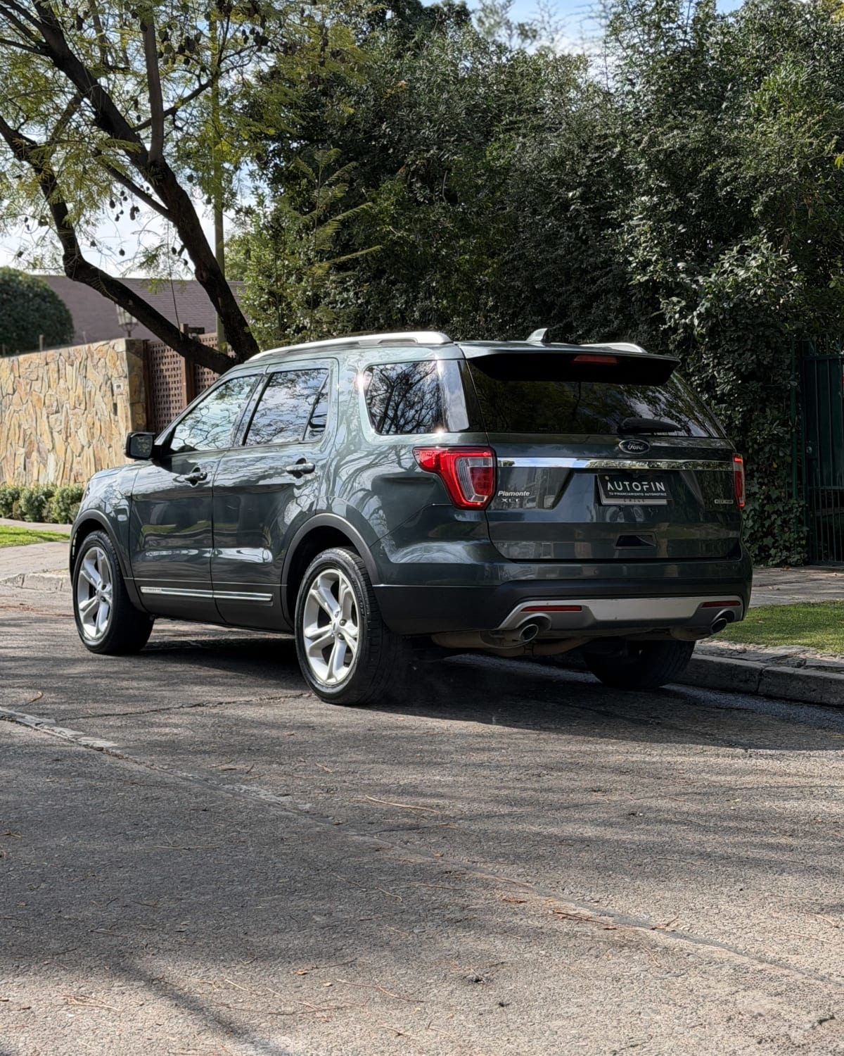 2016 Ford Explorer XLT - Miniatura 3