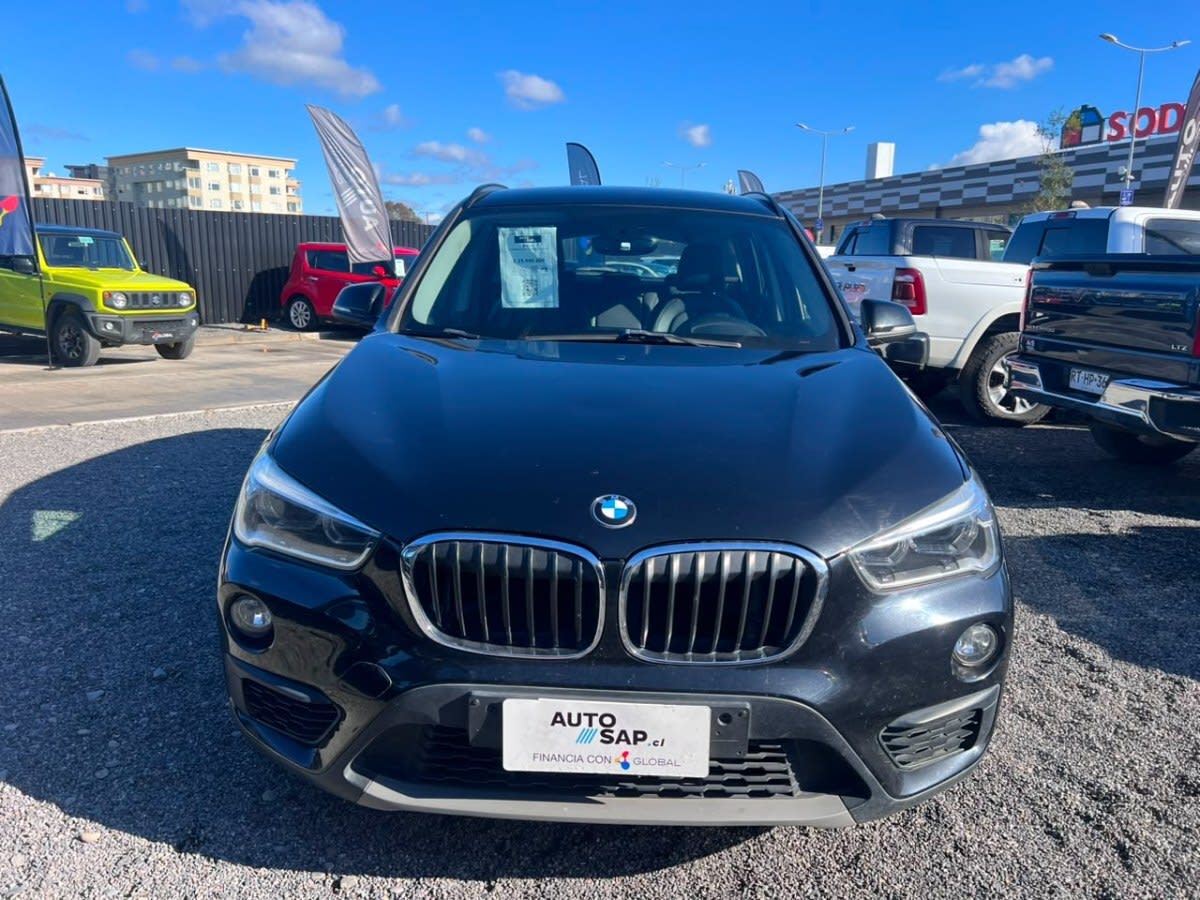 2018 BMW X1 Negro - Miniatura 2
