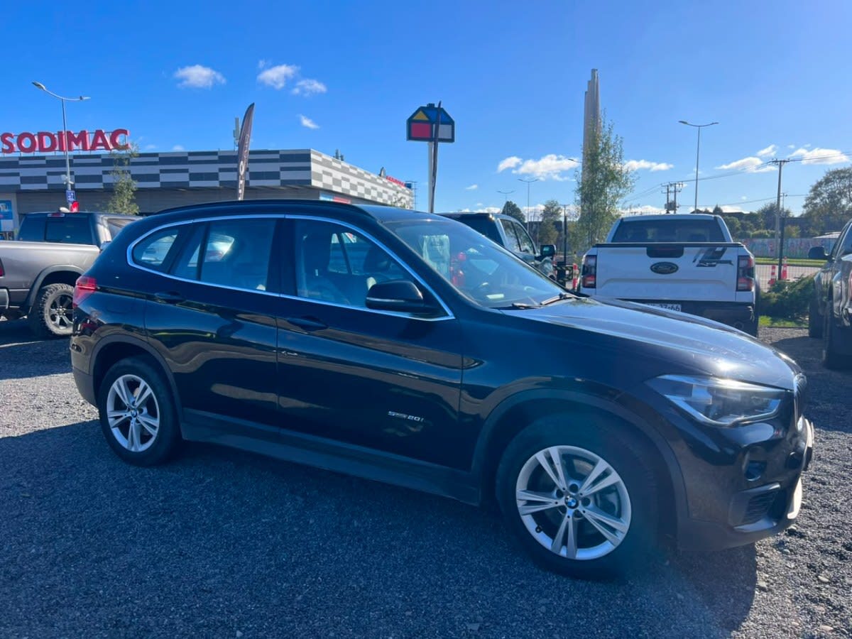 2018 BMW X1 Negro - Miniatura 4