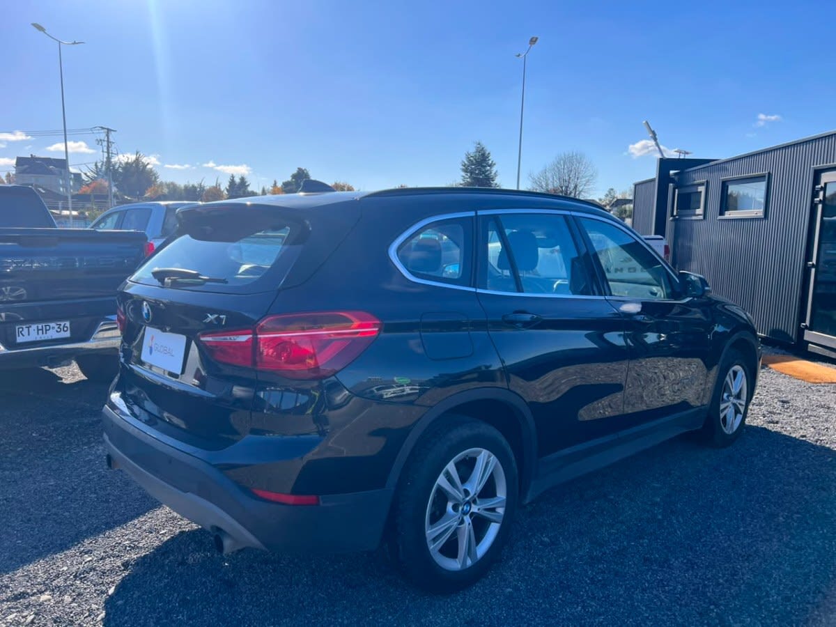 2018 BMW X1 Negro - Miniatura 5