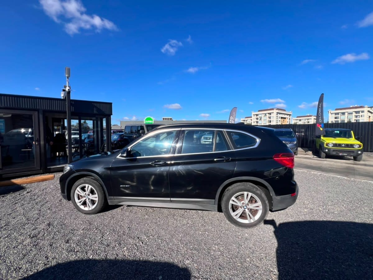 2018 BMW X1 Negro - Miniatura 8