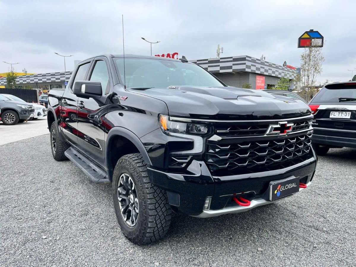 2023 Chevrolet Silverado Negro - Miniatura 3
