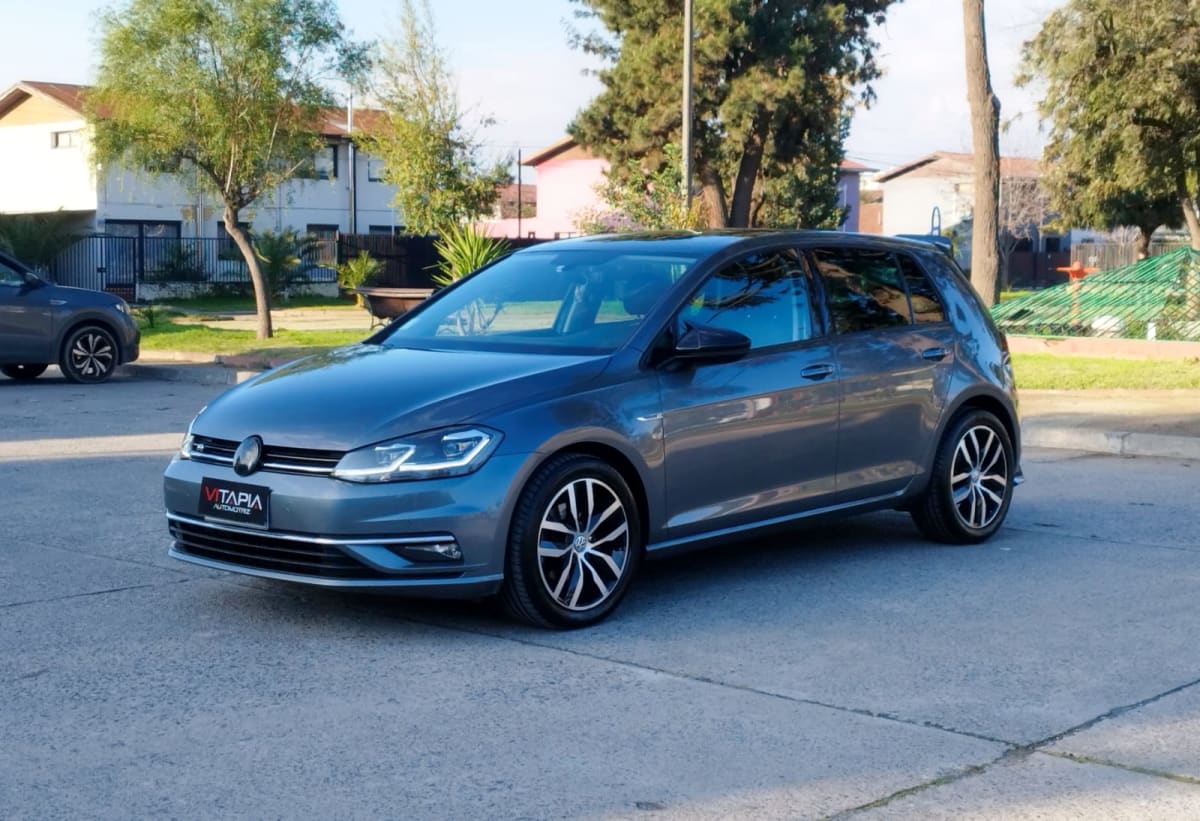 2020 Volkswagen Golf 1.4CC Gris - Miniatura 3