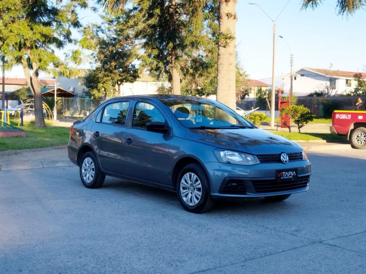 2018 Volkswagen Voyage 1.6CC Gris - Miniatura 2