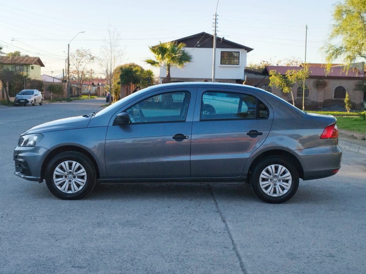 2018 Volkswagen Voyage 1.6CC Gris - Miniatura 5