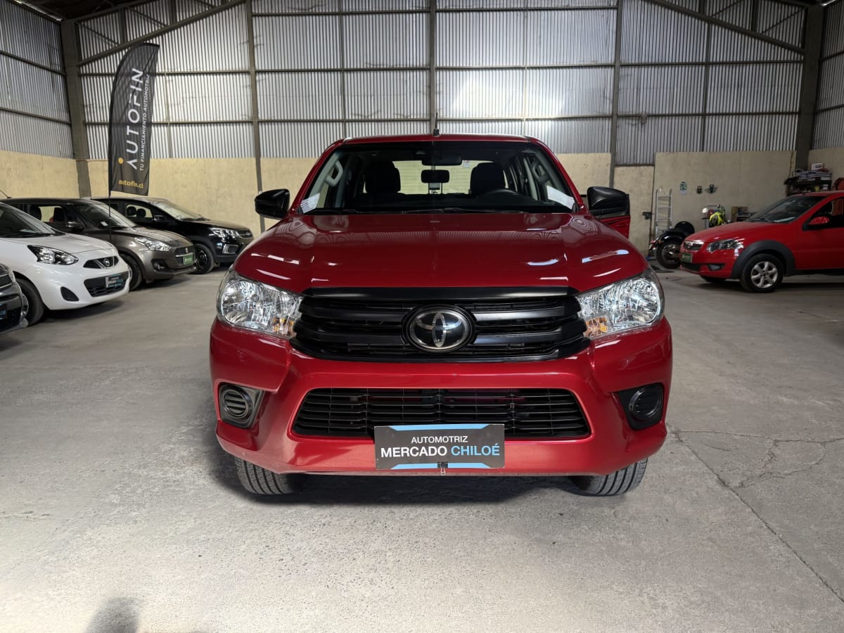 2023 Toyota Hilux 4x4 Rojo - Miniatura 3