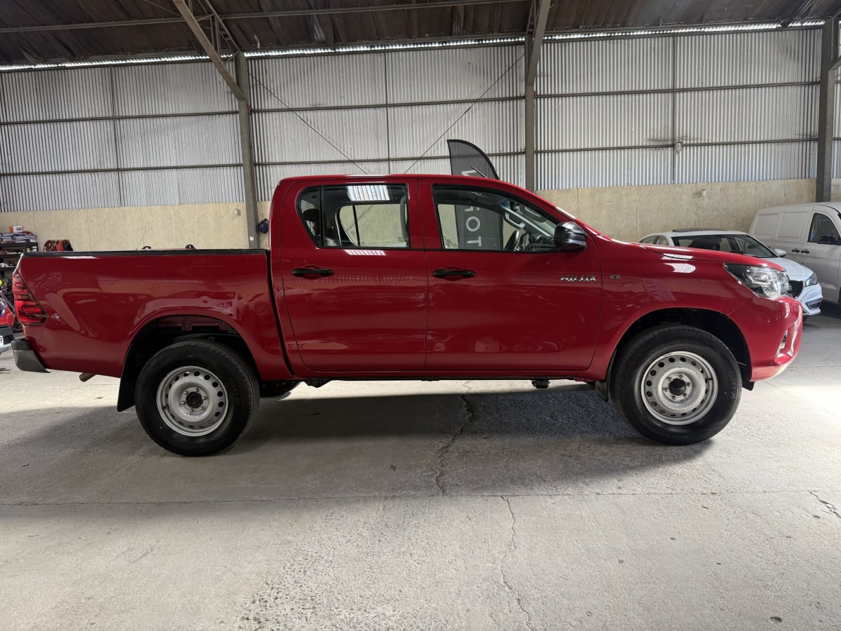 2023 Toyota Hilux 4x4 Rojo - Miniatura 5