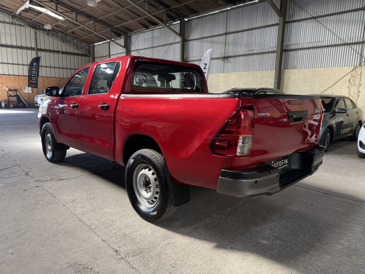 2023 Toyota Hilux 4x4 Rojo - Miniatura 8