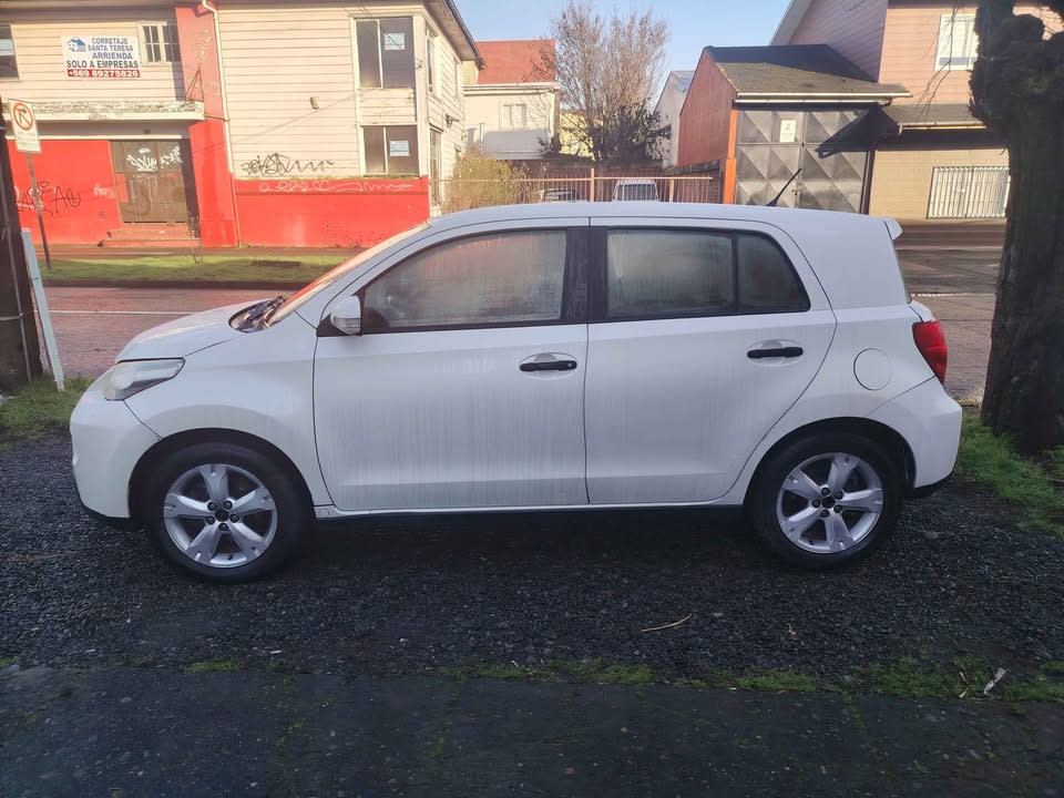 2012 Toyota Urban Cruiser Blanco - Miniatura 2