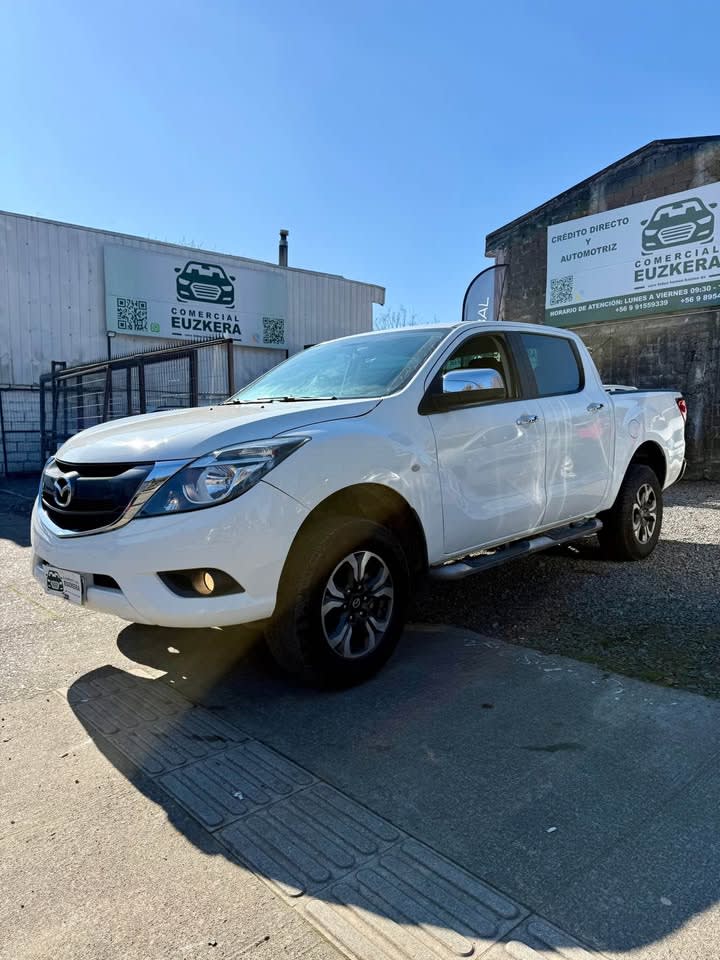 2022 Mazda BT-50 4x4 Blanco - Miniatura 3