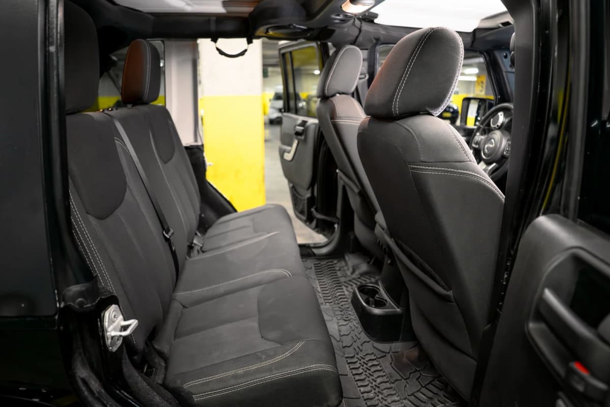 2014 Jeep Wrangler Unlimited Negro - Miniatura 4