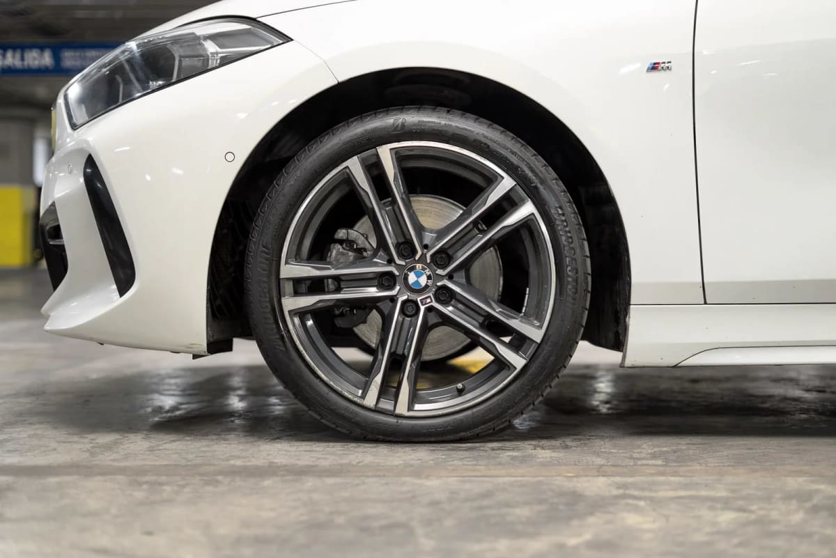 2021 BMW 118i 1.5 Blanco - Miniatura 2