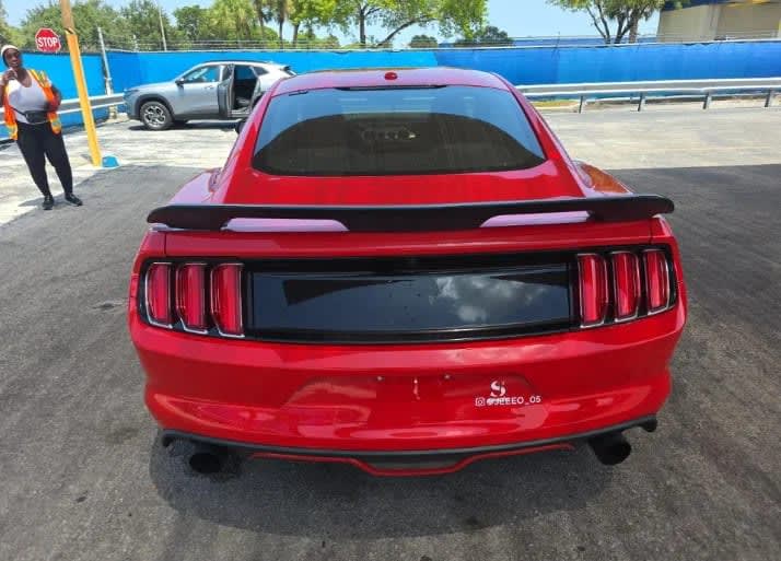 2015 Ford Mustang EcoBoost Negro - Miniatura 4