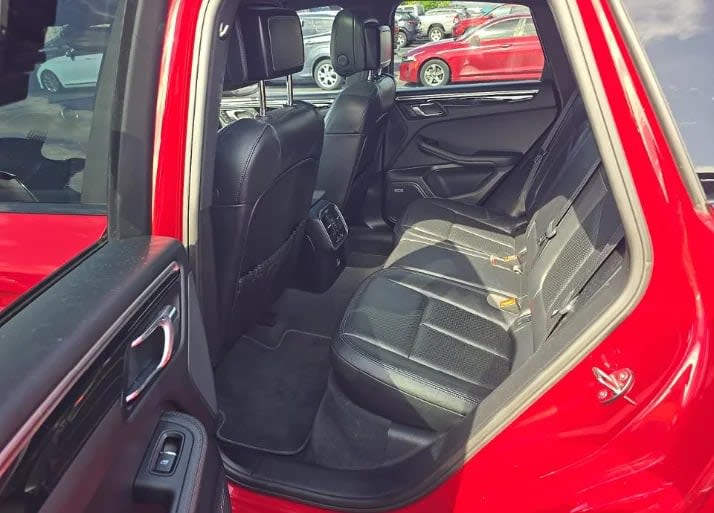 2018 Porsche Macan Negro - Miniatura 9