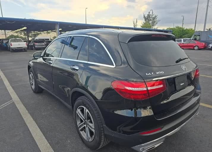 2018 Mercedes-Benz GLC 300 Negro - Miniatura 4