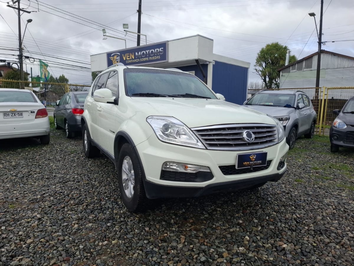 2016 SsangYong Rexton Rojo - Miniatura 4