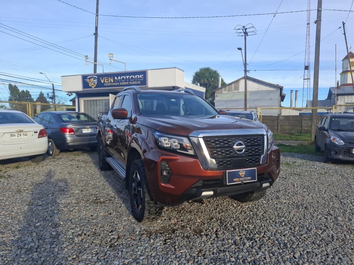 2021 Nissan Navara Roja - Miniatura 2