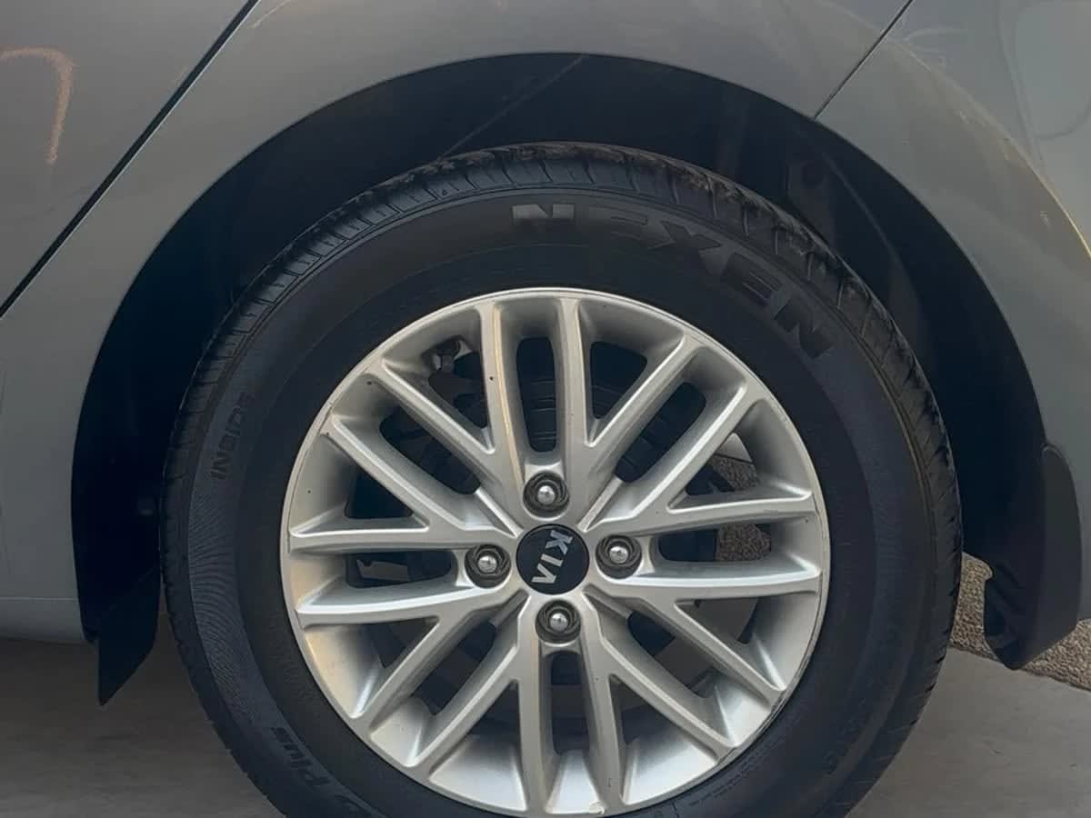 2021 Kia Rio 5 EX Gris - Miniatura 5
