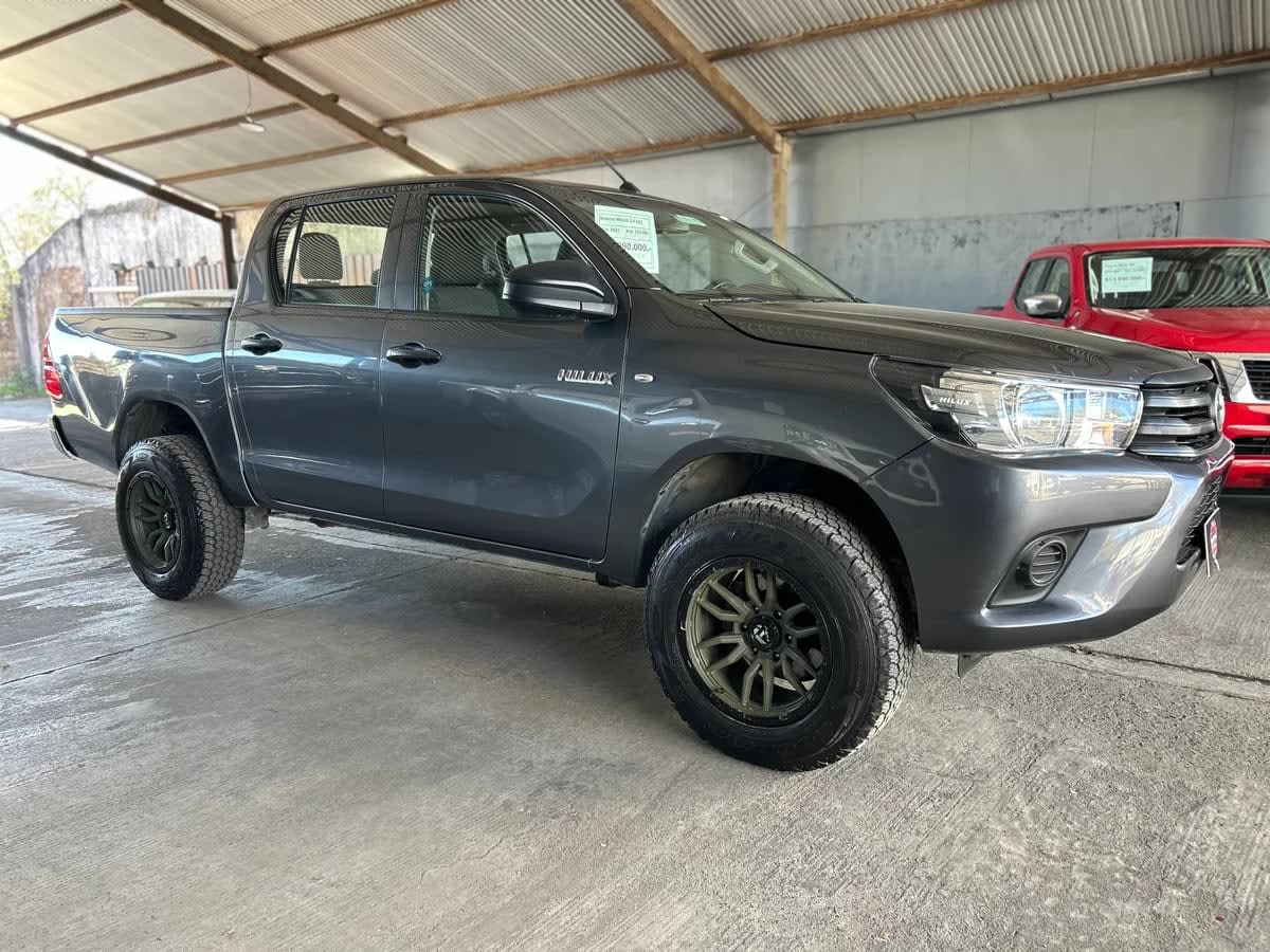 2022 Toyota Hilux DX Gris - Miniatura 2