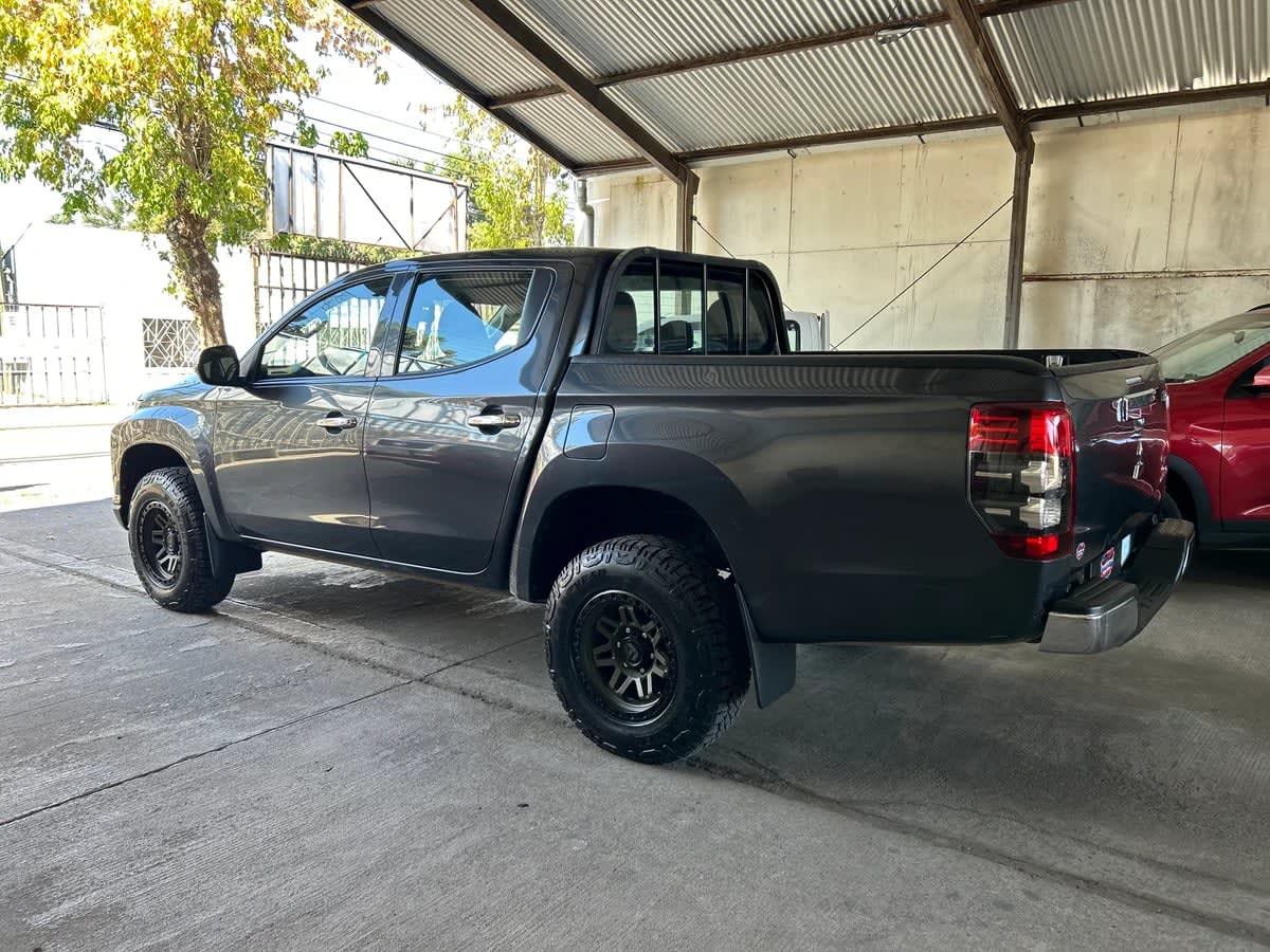 2022 Mitsubishi L200 2.4 Gris - Miniatura 4