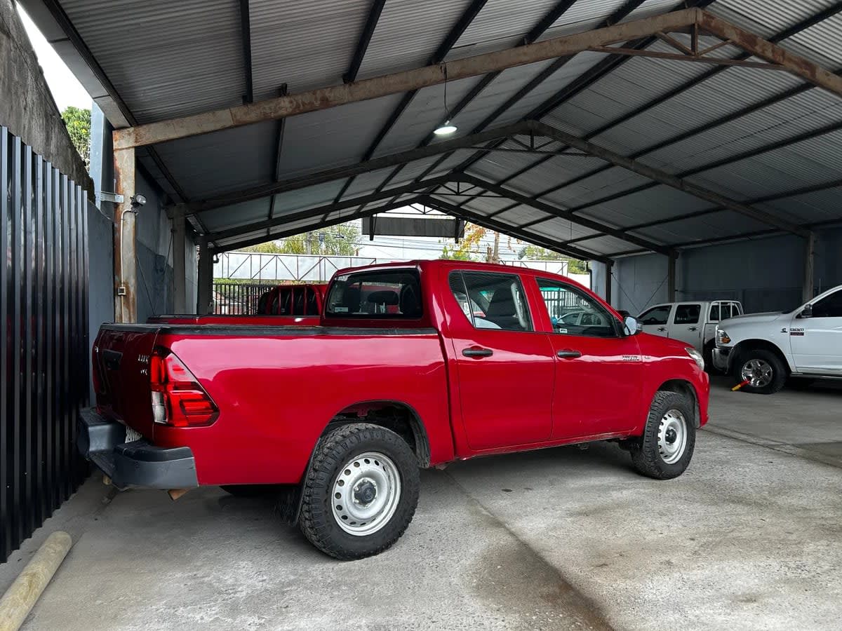 2022 Toyota Hilux 2.4 Rojo - Miniatura 3