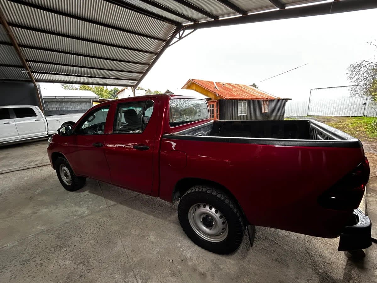 2022 Toyota Hilux 2.4 Rojo - Miniatura 4