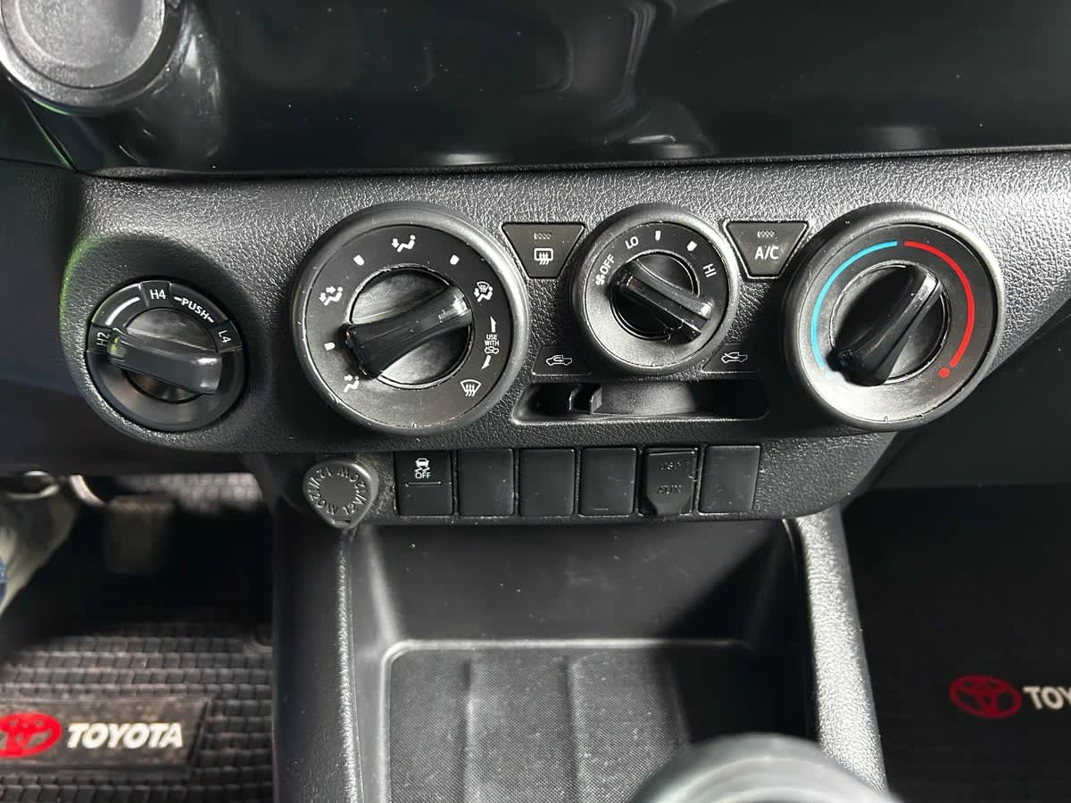 2022 Toyota Hilux 2.4 Rojo - Miniatura 7