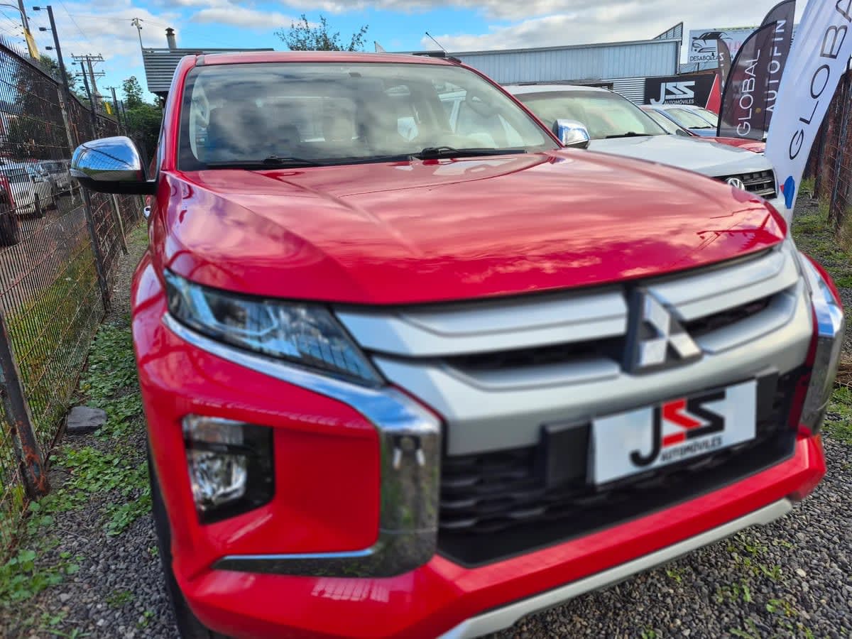 2022 Mitsubishi L200 2.4 Rojo - Miniatura 2