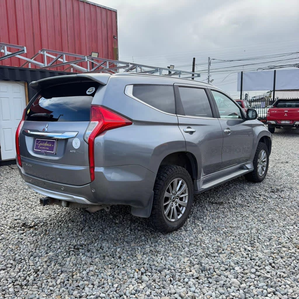 2018 Mitsubishi Montero Sport Gris - Miniatura 5