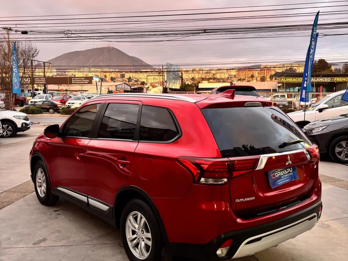 2020 MITSUBISHI Outlander 2.0 Rojo - Miniatura 5