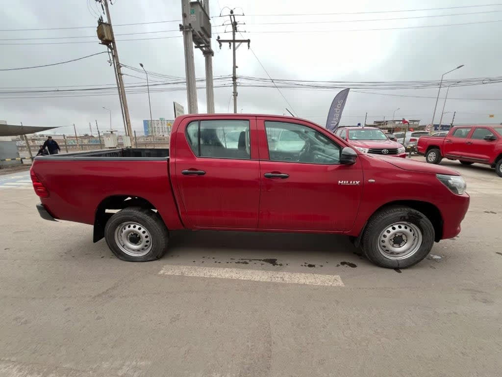 2024 Toyota Hilux DC Rojo - Miniatura 4