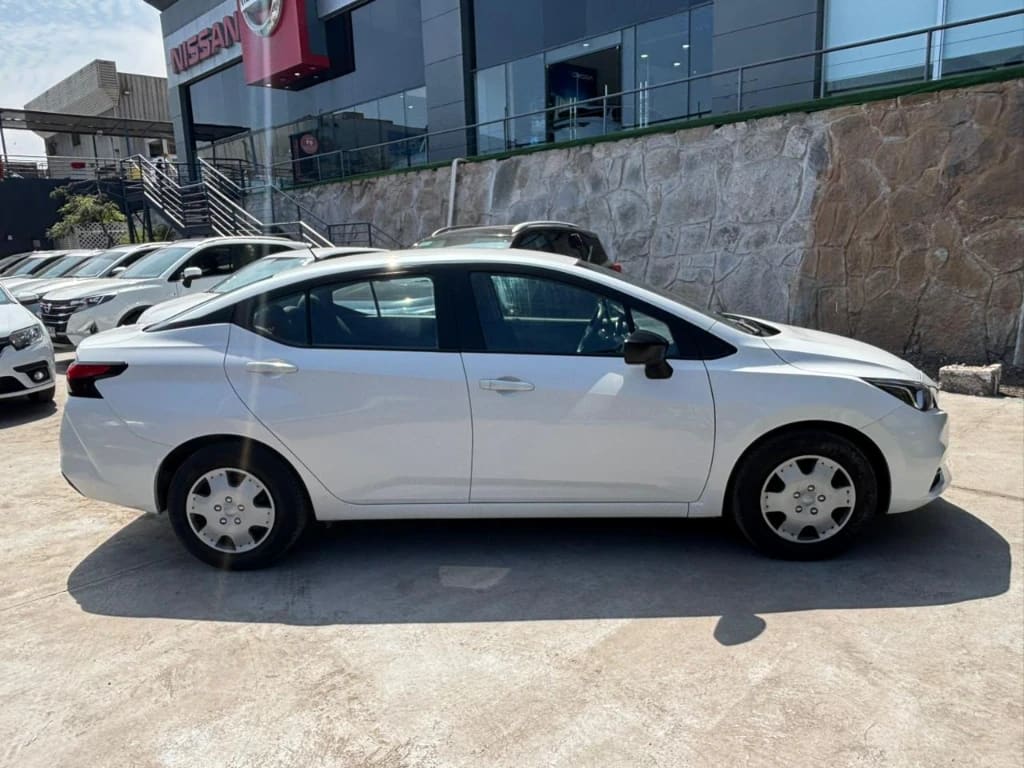 2023 Nissan Versa 1.6 Blanco - Miniatura 4