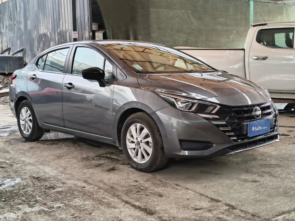 2025 Nissan Versa 1.6 Gris - Miniatura 3