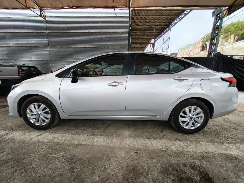 2025 Nissan Versa 1.6 Plata - Miniatura 4