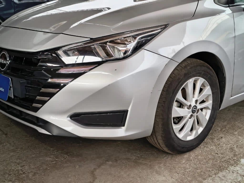 2025 Nissan Versa 1.6 Plata - Miniatura 7