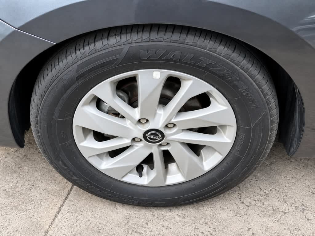 2025 Nissan Versa 1.6 Gris - Miniatura 7