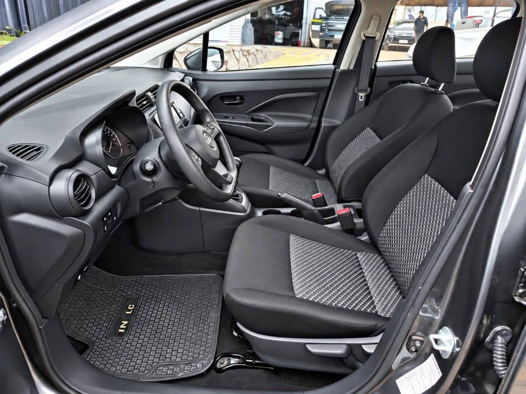 2025 Nissan Versa 1.6 Gris - Miniatura 9